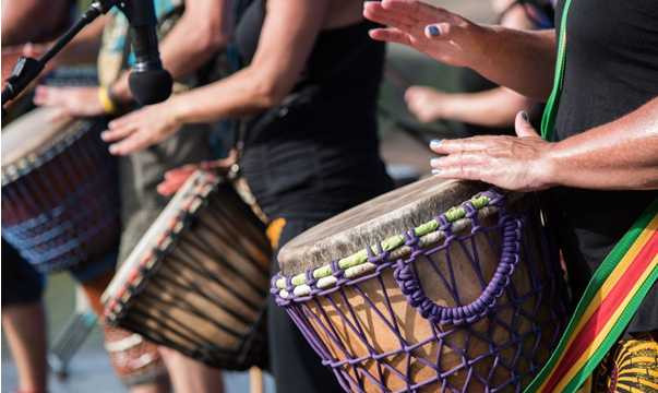 Afrykańskie bębny djembe. Duchowa podróż do świata rytmów.